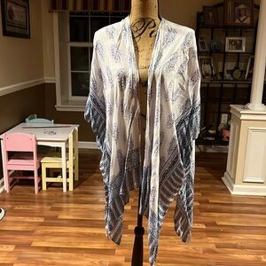 Loft OSFA white and blue patterned kimono